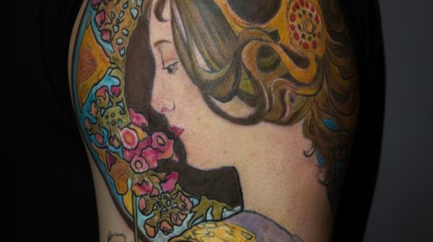 Tatouage Alphonse Mucha Art Nouveau couleur – Tamara Chaudesaigues Avignon