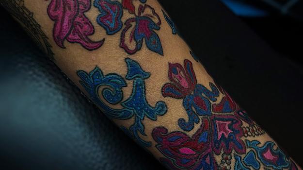 Tatouage ornemental Art Nouveau en couleur sur avant-bras réalisé par Tamara Chaudesaigues tatoueuse à Avignon