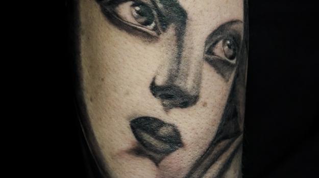 Détail tatouage portrait féminin style Art Déco réalisé par Tamara Chaudesaigues tatoueuse à Avignon
