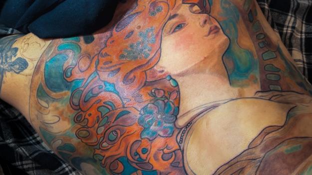 Tatouage dos féminin Art Nouveau en couleur réalisé par Tamara Chaudesaigues tatoueuse à Avignon