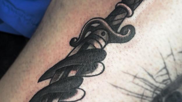  tatouagedague-graphicadermeavignon-tamarachaudesaigues-dagueoldwchool-meilleurstatoueurschaudesaigues-meilleurstatoueursavignon