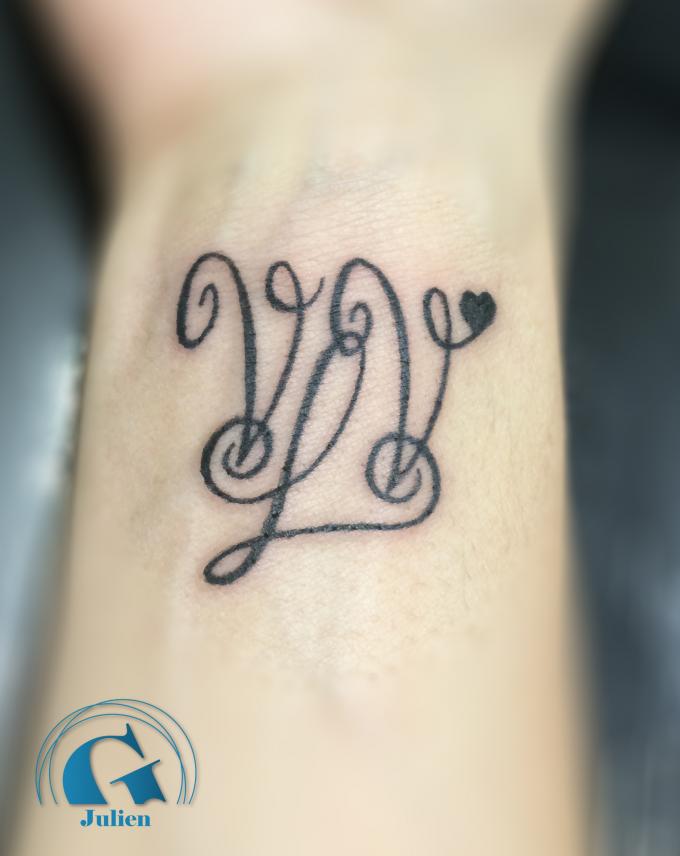Tatouage Initiale Entrelac
