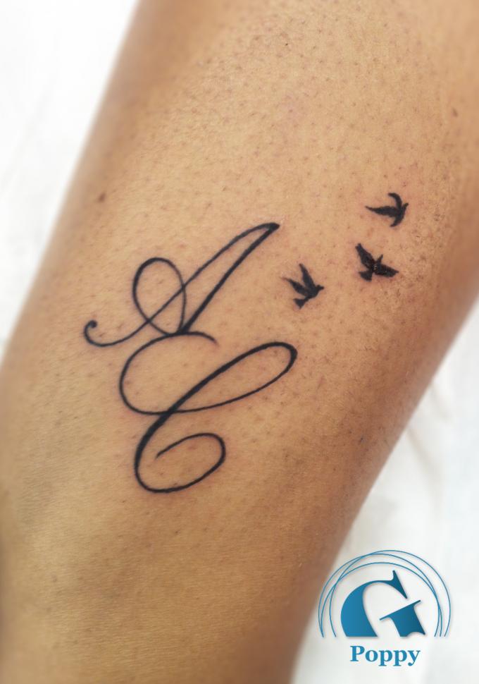 tatouage avec initiale tatouage initiale graphicaderme tatouage avec initiale tatouage initiale graphicaderme